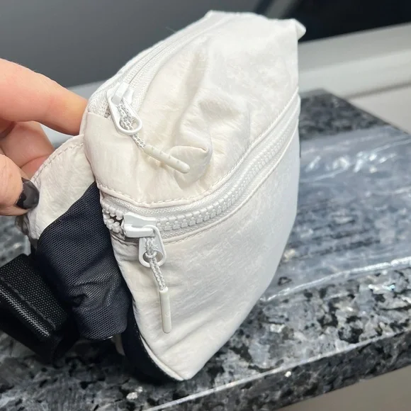 Lululemon Clean Lines Belt Bag White Opal with a 2L capacity - New with Tags - Picture 2 of 12